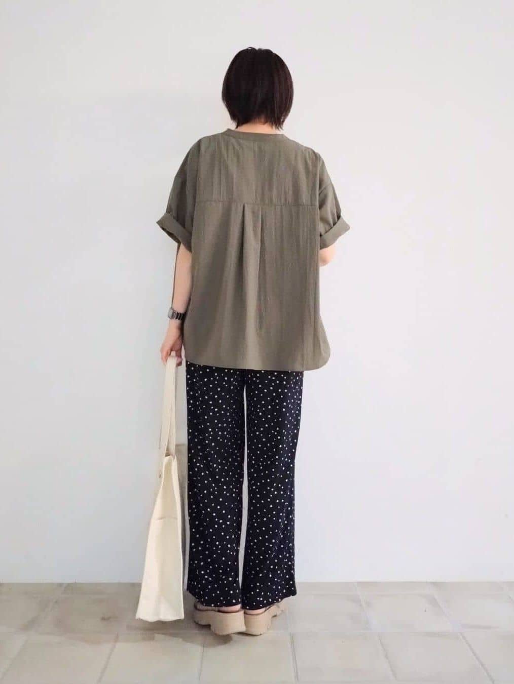 miomioさんの「SHOO･LA･RUE｜【ひんやり/選べる2柄】大人のリラックスコーデに プリント柄パンツ」を使ったコーディネート
