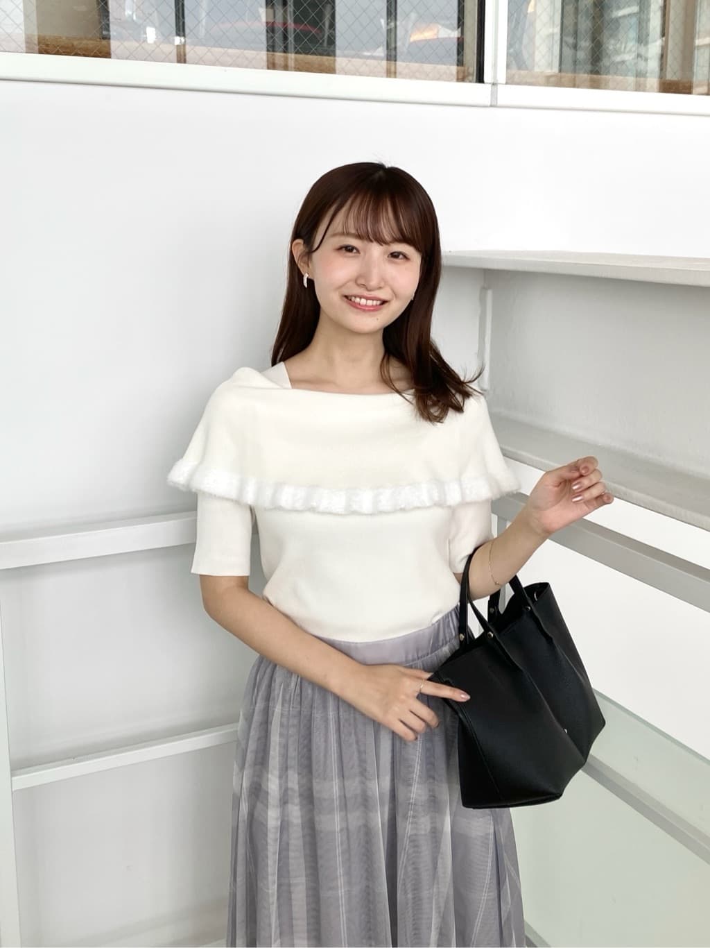 みさかさんの「index｜ファーフリルケープニット【洗濯機洗い可】」を使ったコーディネート