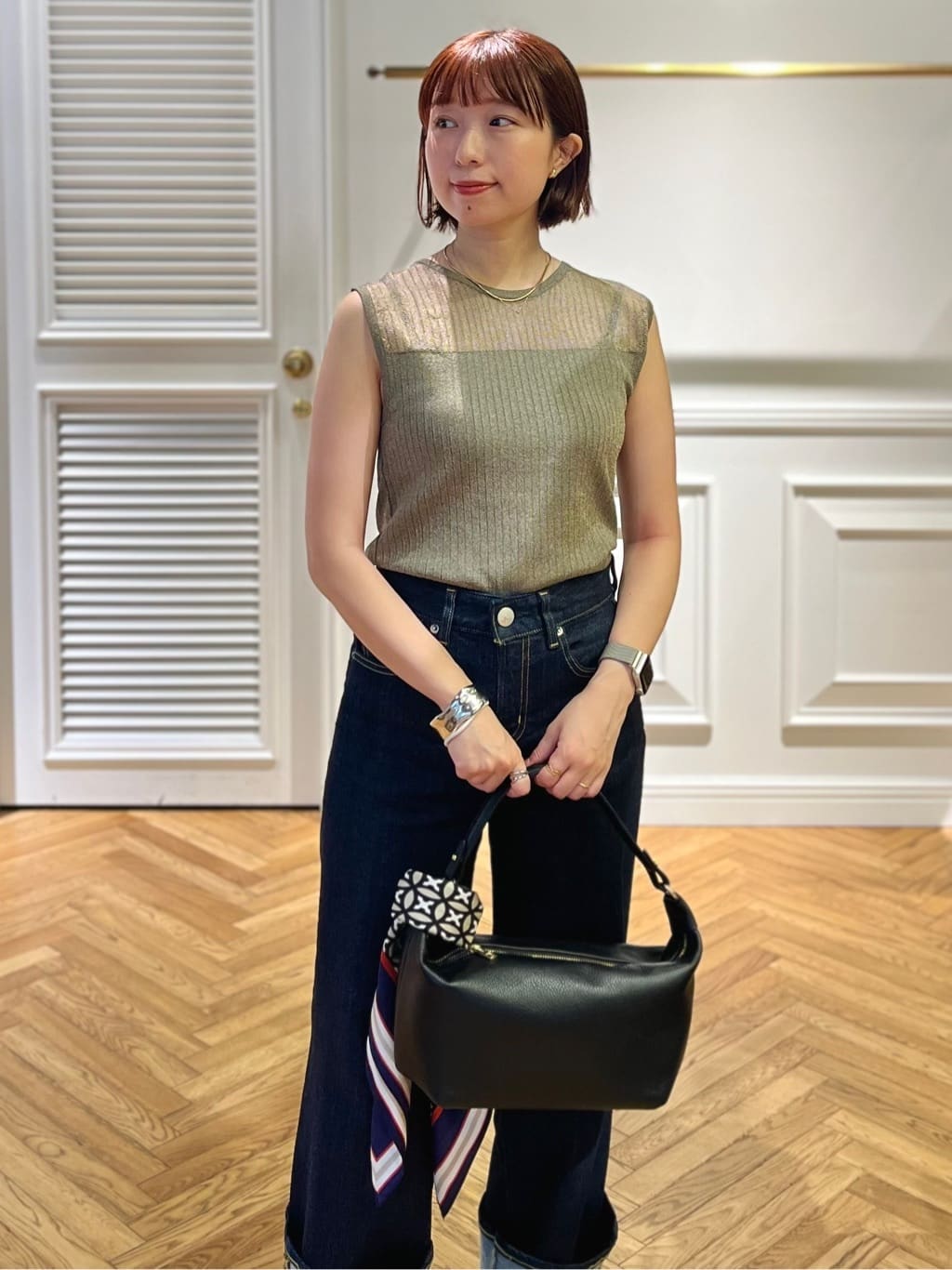 つじ まこさんの「DRESSTERIOR｜オーバーラップサークルシルクスカーフ」を使ったコーディネート