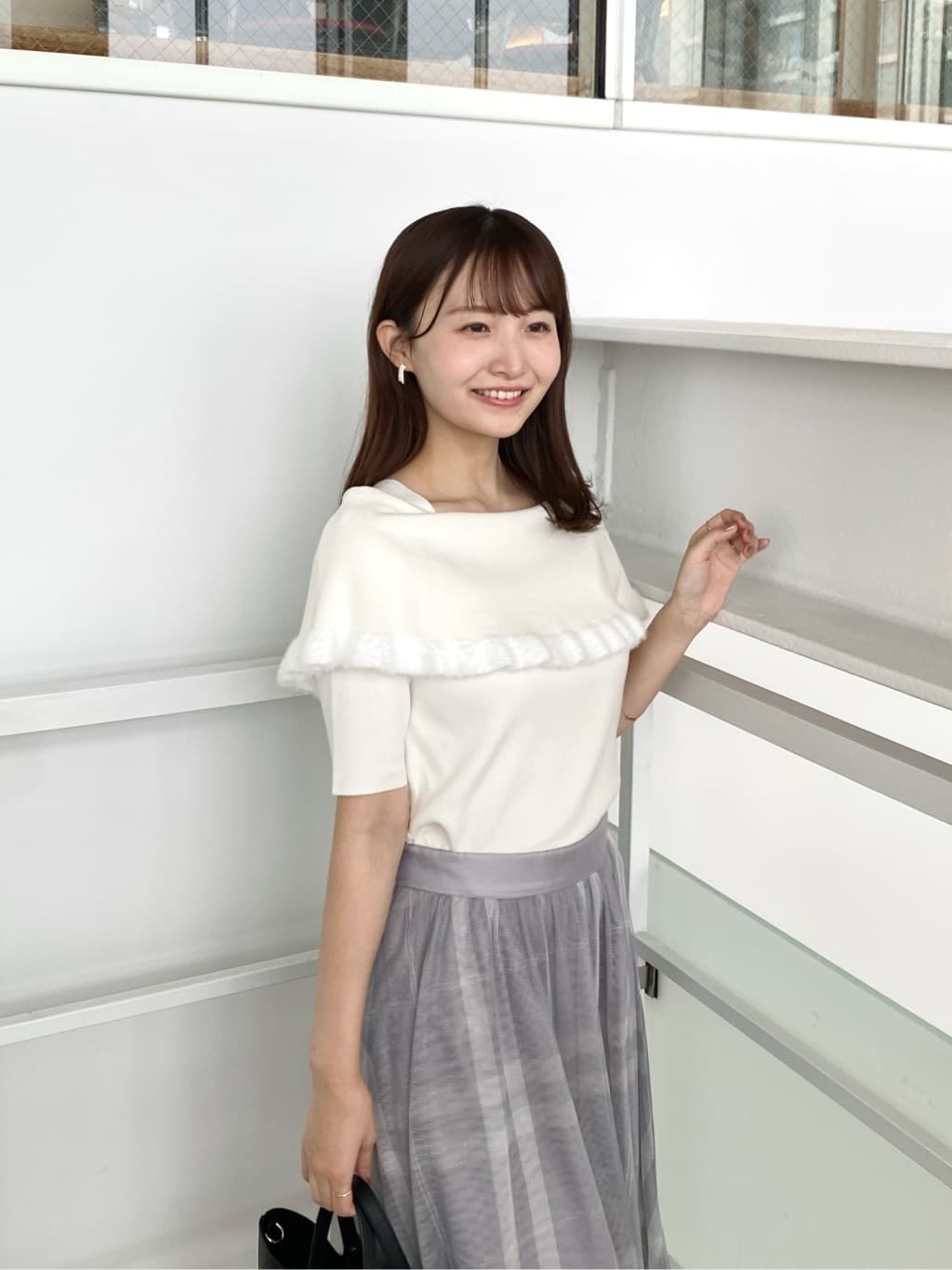 みさかさんの「index｜ファーフリルケープニット【洗濯機洗い可】」を使ったコーディネート