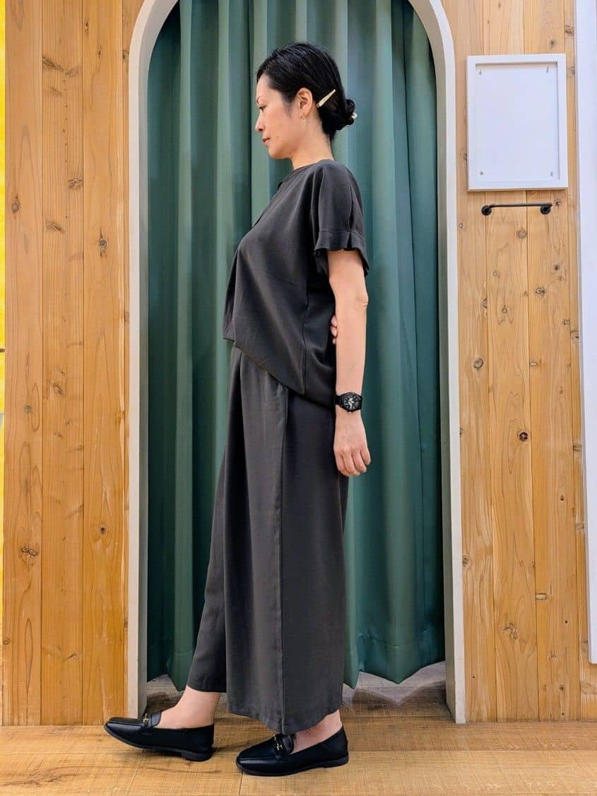 ショーコラさんの「SHOO･LA･RUE｜【S-LL/セットアップ可/ひんやり】きちんと見えで上品 お袖タック スキッパーブラウス」を使ったコーディネート