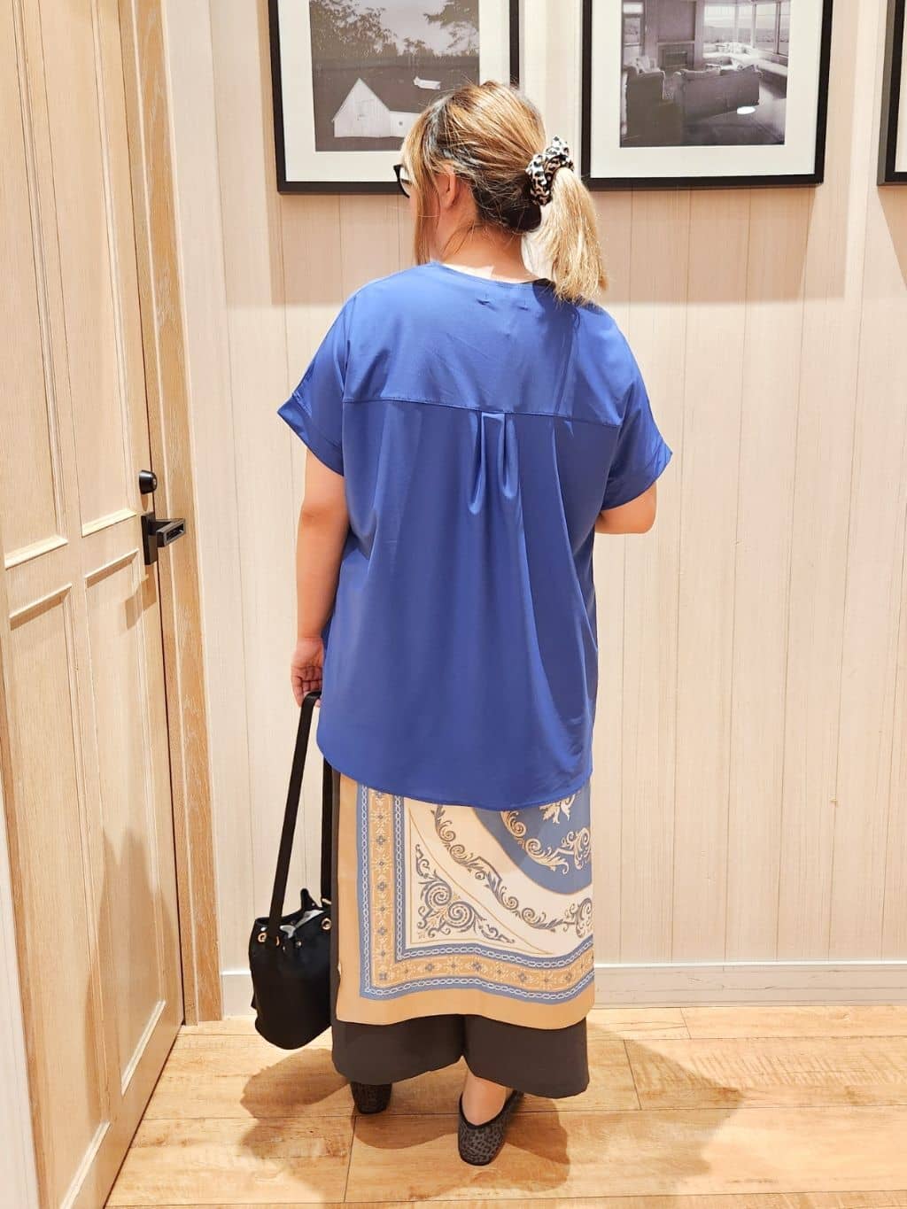 れーやんさんの「SHOO･LA･RUE｜【S-LL】さらりとしたタッチが上品見え ワンボタンデザイン トップス」を使ったコーディネート