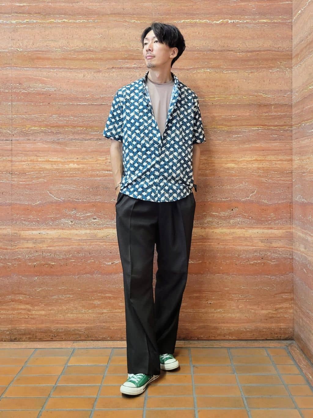 piroyaさんの「TAKEO KIKUCHI｜【COOL CITY WEAR】籠目アート柄 サッカーシャツ /通気性」を使ったコーディネート
