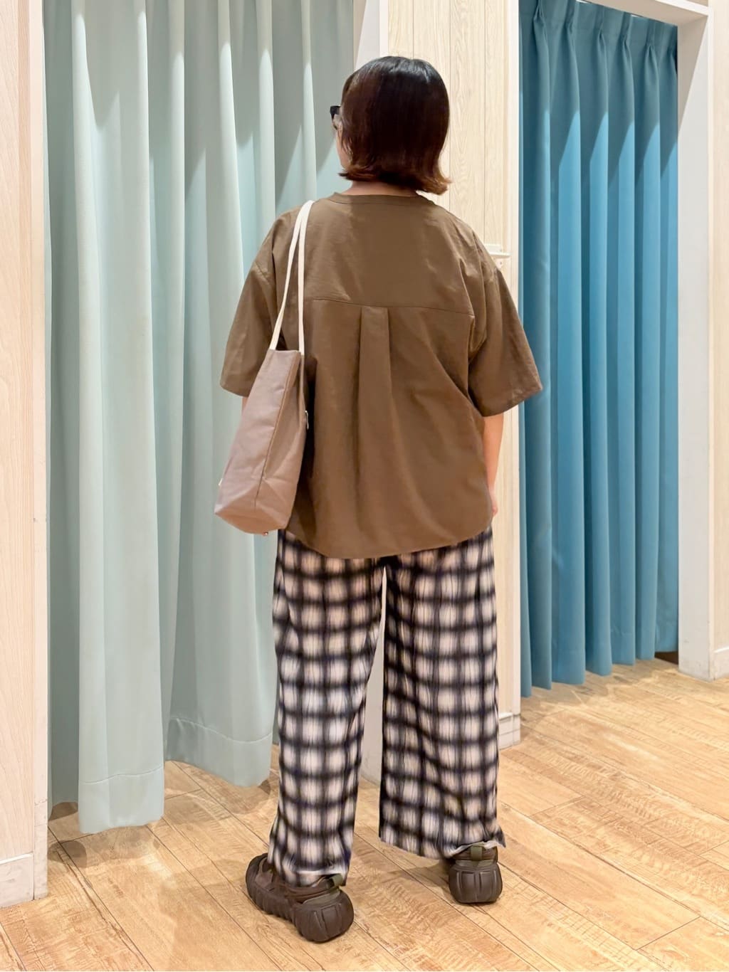 砂糖さんの「SHOO･LA･RUE｜【S-LL/ポケット付き】チェック柄 ウェーブプリーツパンツ」を使ったコーディネート
