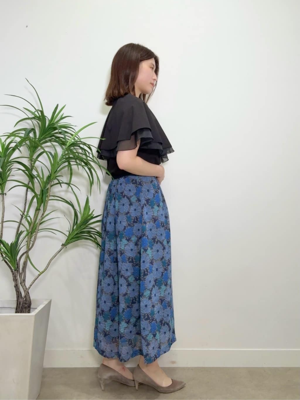 Suma Una本部スタッフさんの「SunaUna｜◆【２段フリル 】ケープカラーブラウス」を使ったコーディネート