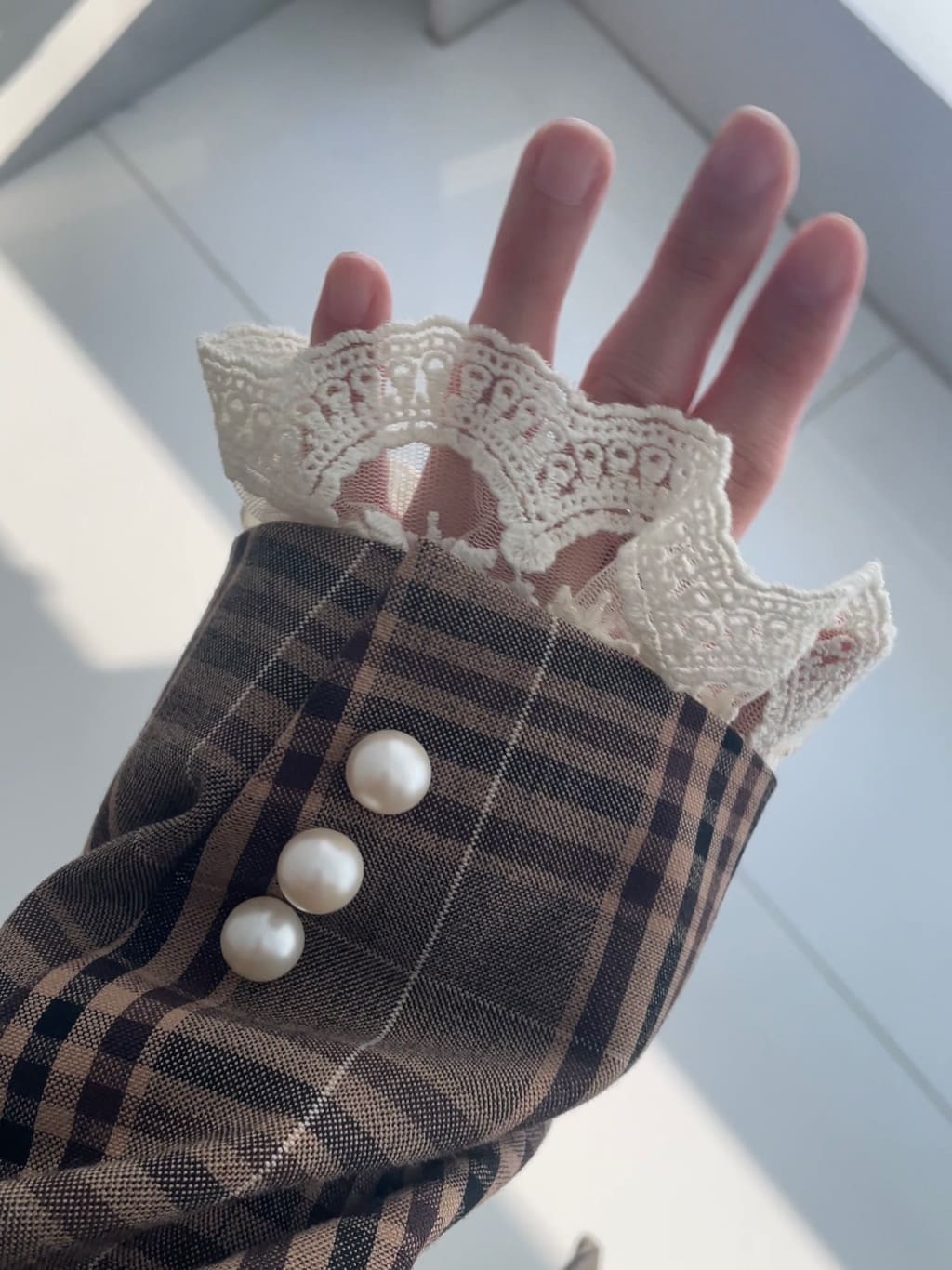 abeさんの「Couture brooch｜【高見え・きれいめ・通勤】レースカフス パール調釦テーラードジャケット」を使ったコーディネート