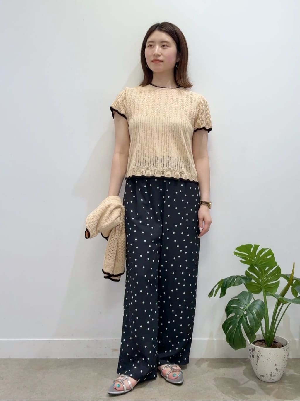 Suma Una本部スタッフさんの「SunaUna｜◆【透かし柄】スカラップニット」を使ったコーディネート