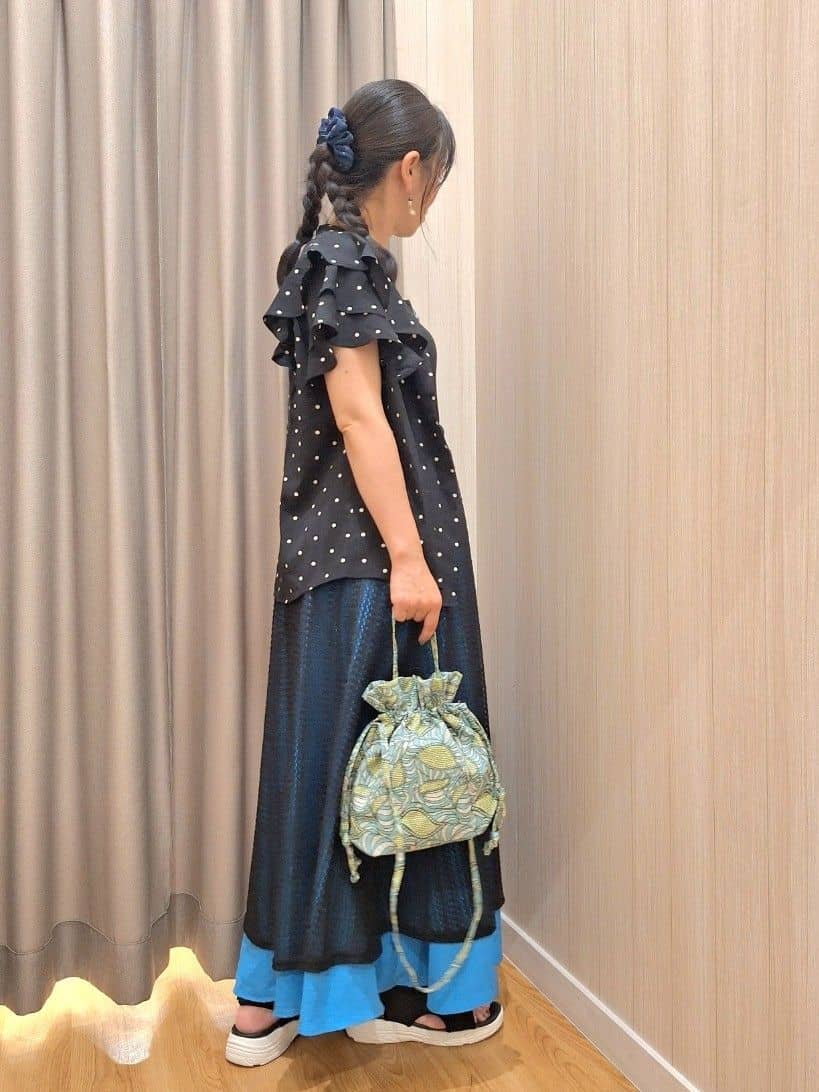 Saoさんの「SHOO･LA･RUE｜【無地/ドット柄】お袖フリルが華やぐ きれいめブラウス」を使ったコーディネート