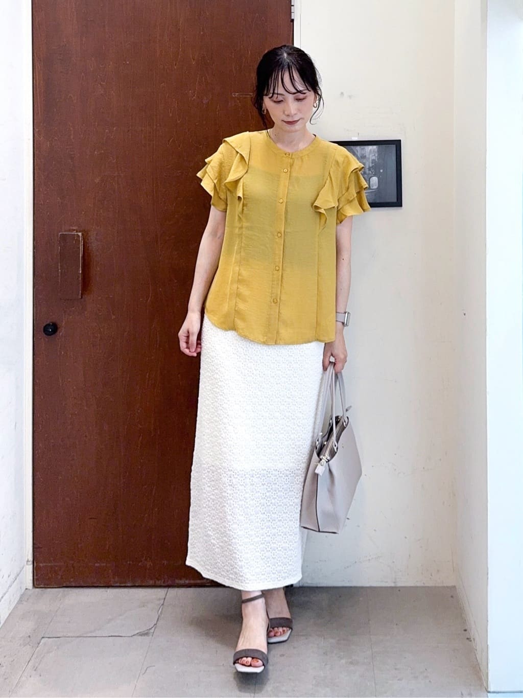 𝐇𝐢𝐫𝐨𝐦𝐢さんの「SHOO･LA･RUE｜【無地/ドット柄】お袖フリルが華やぐ きれいめブラウス」を使ったコーディネート