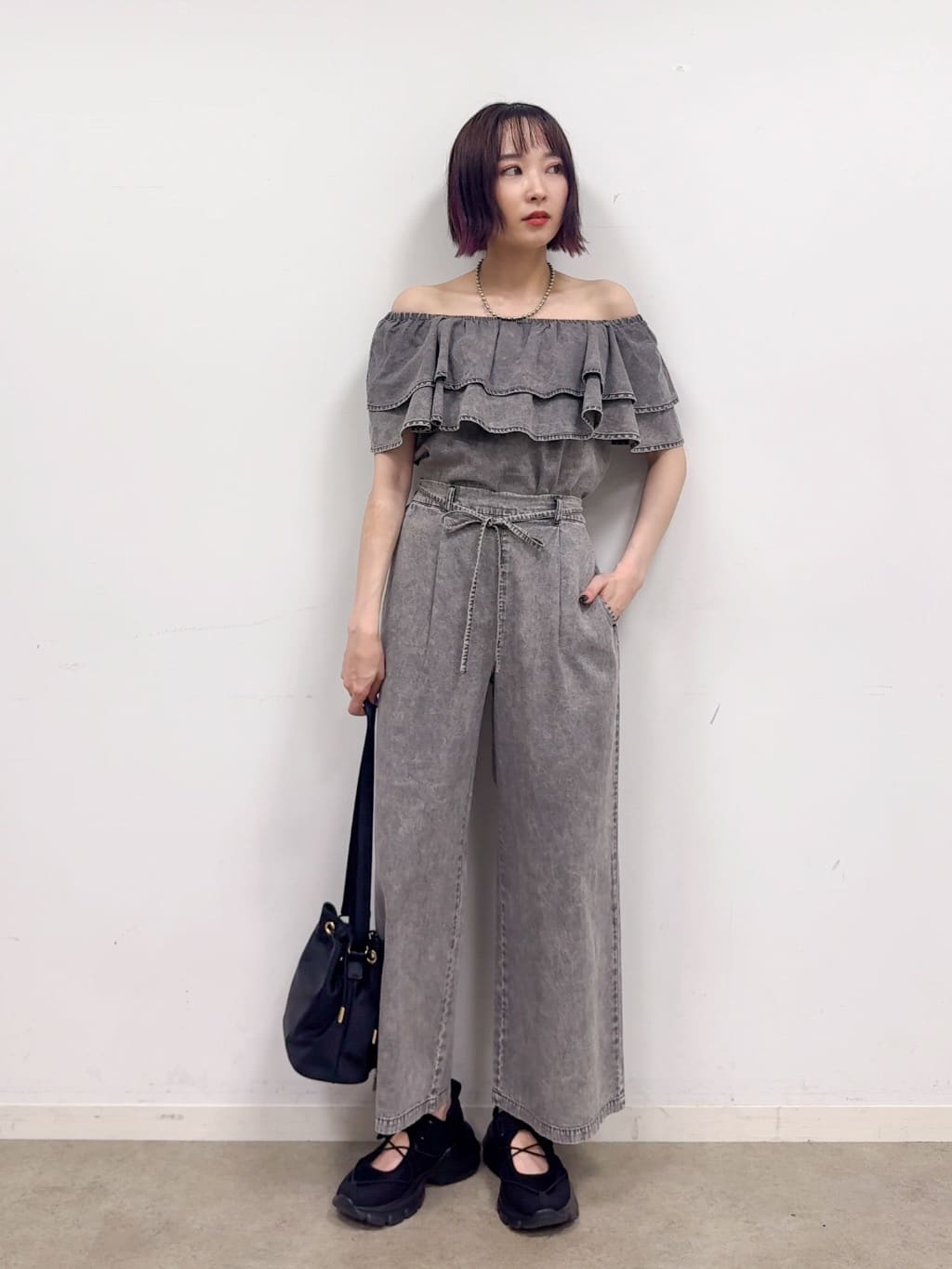 𝐜𝐡𝐢𝐤𝐚さんの「SHOO･LA･RUE｜【セットアップ可/前後2WAY/オフショル2WAY】着こなしを楽しめる デニムフリルブラウス」を使ったコーディネート