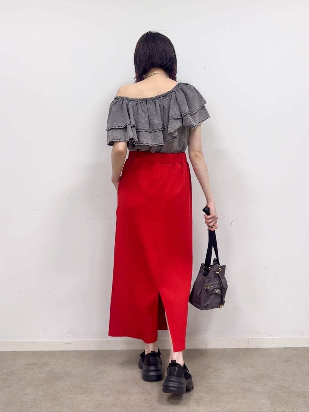 𝐜𝐡𝐢𝐤𝐚さんの「SHOO･LA･RUE｜【セットアップ可/前後2WAY/オフショル2WAY】着こなしを楽しめる デニムフリルブラウス」を使ったコーディネート