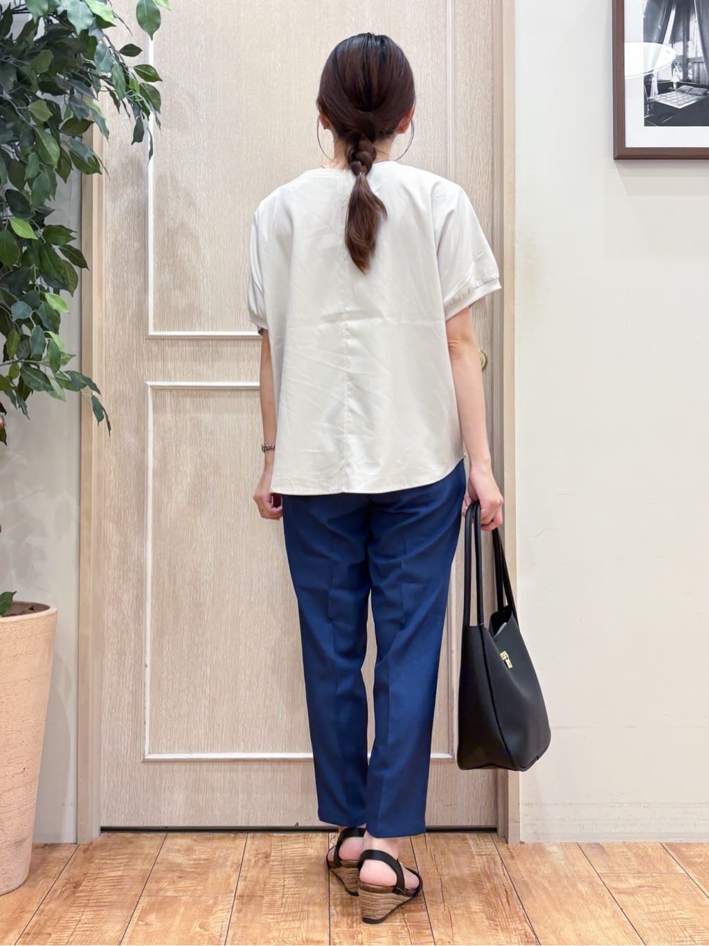なみさんの「SHOO･LA･RUE｜【ひんやり/洗濯後しわになりにくい】リブ切り替えドルマンブラウス」を使ったコーディネート