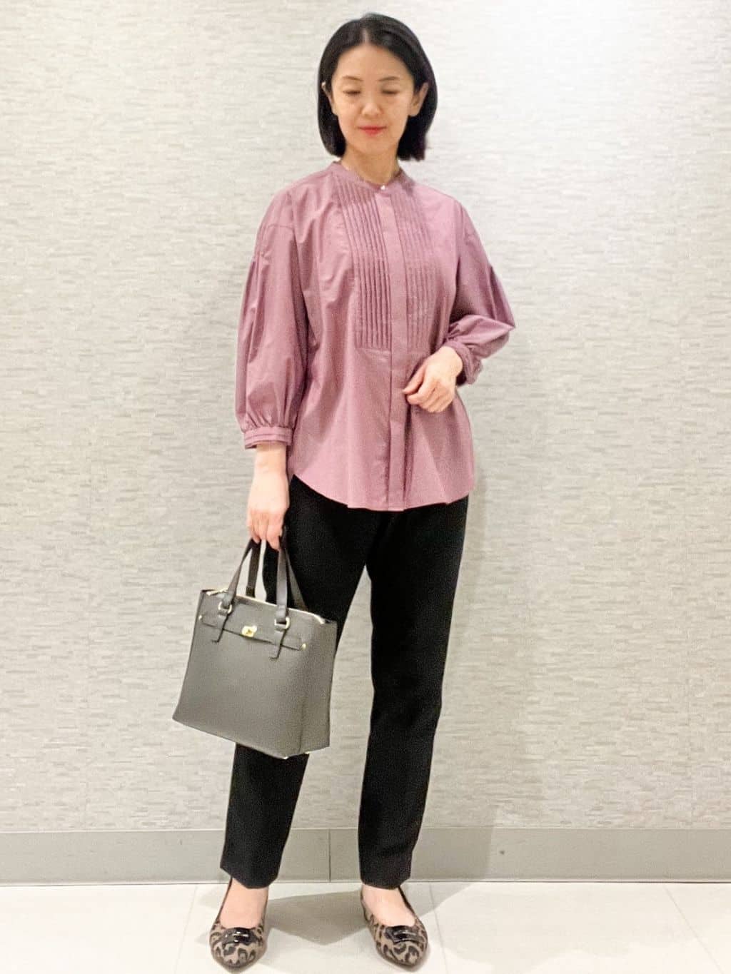 marikoさんの「Reflect｜【程よいゆとり感／体型カバー】ピンタックデザインシャンブレーブラウス」を使ったコーディネート