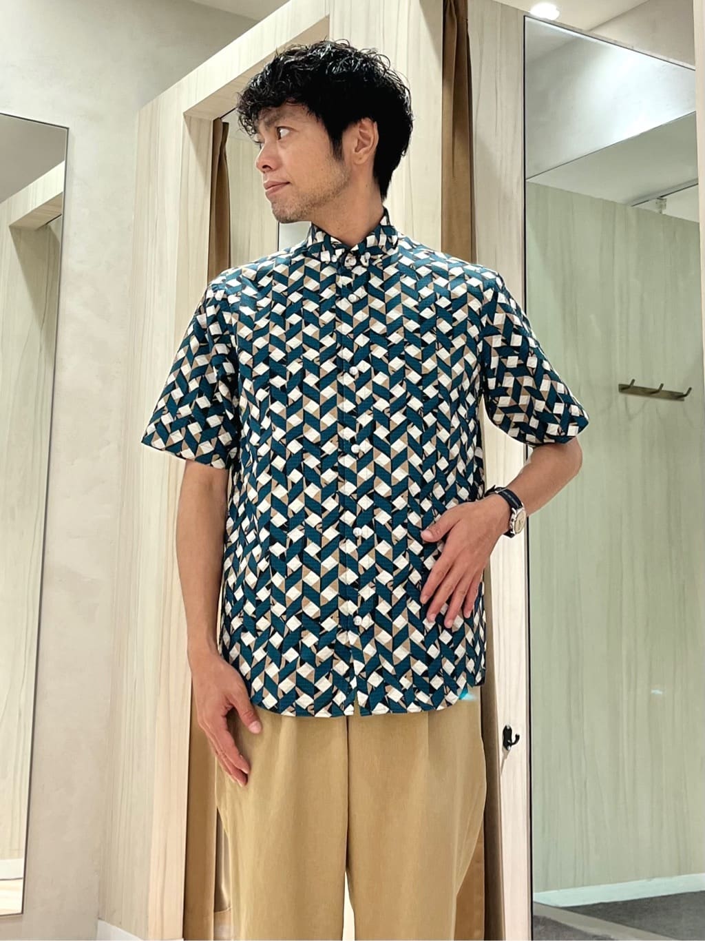URAさんの「TAKEO KIKUCHI｜【COOL CITY WEAR】籠目アート柄 サッカーシャツ /通気性」を使ったコーディネート