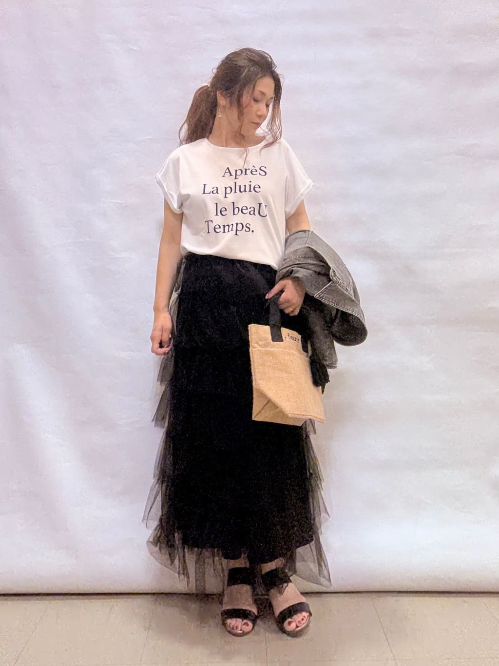 fuuさんの「SHOO･LA･RUE｜【汗ジミ防止/ひんやり/UV】ロゴプリントTシャツ」を使ったコーディネート