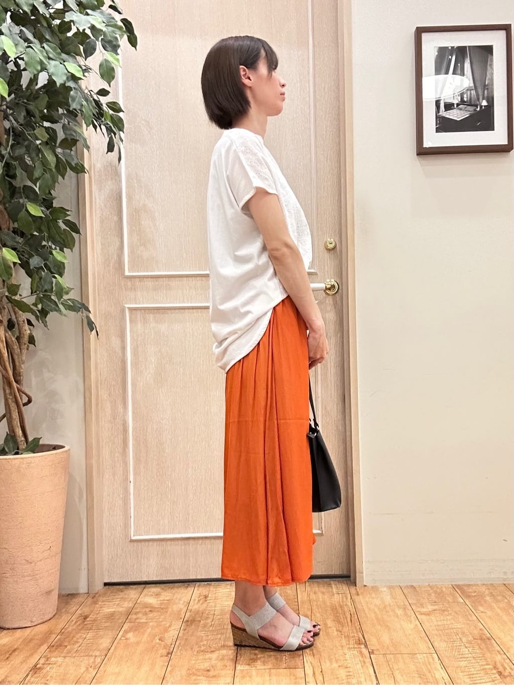 りかさんの「SHOO･LA･RUE｜【S-LL/裏地ひんやり】スカート見えで上品に マットサテンスカーチョ」を使ったコーディネート