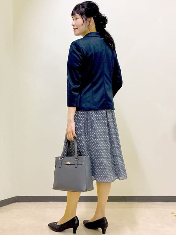  beni_gingerさんの「Reflect｜【一枚着で着映え◎／ジャケットのインナーにも】フロント開きブラウス」を使ったコーディネート