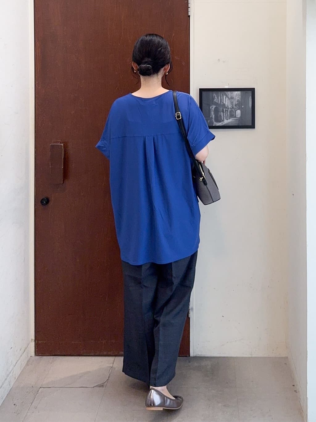 𝐇𝐢𝐫𝐨𝐦𝐢さんの「SHOO･LA･RUE｜【S-LL】さらりとしたタッチが上品見え ワンボタンデザイン トップス」を使ったコーディネート