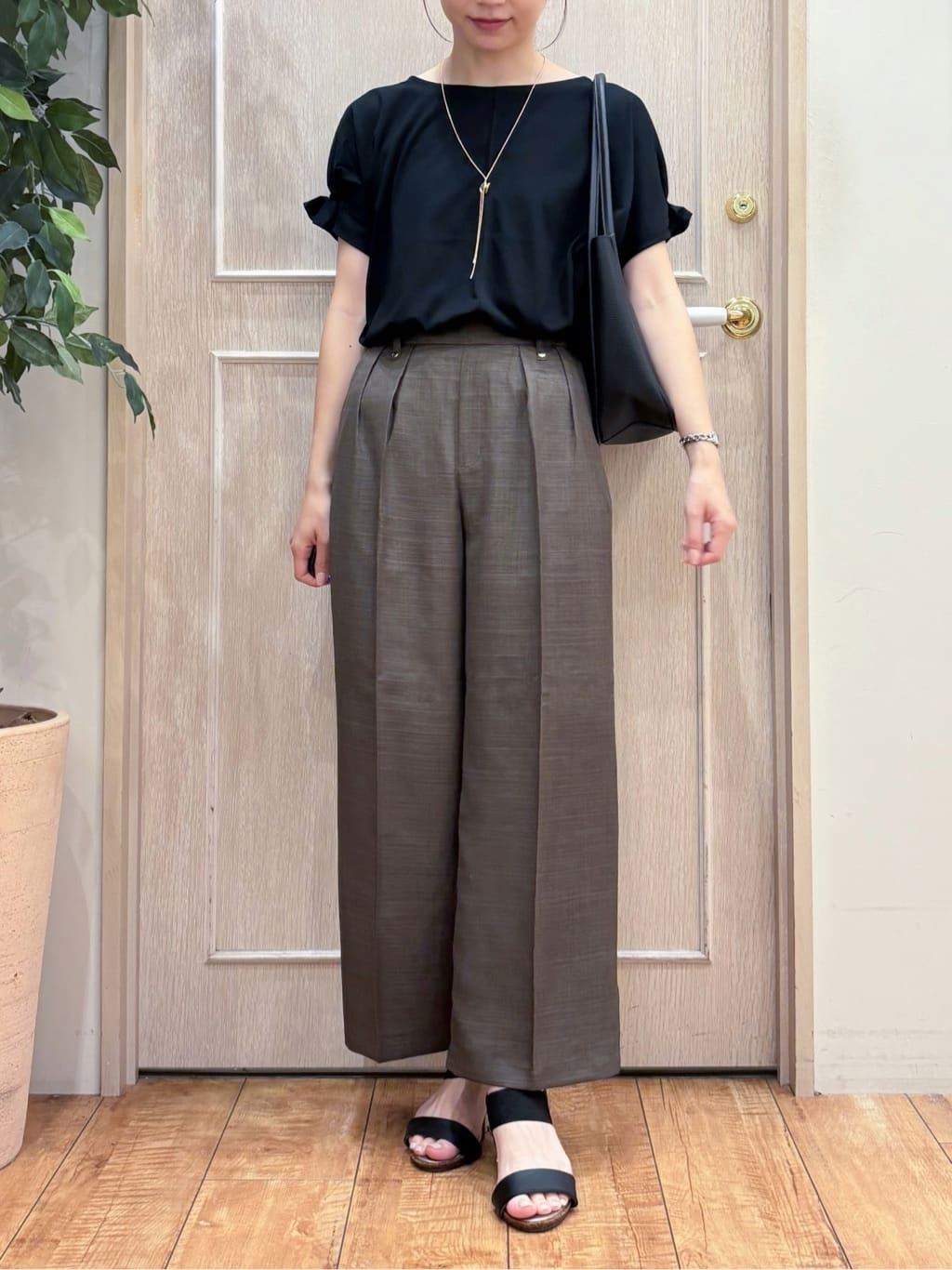 なみさんの「SHOO･LA･RUE｜【S-LL/UV/プチプラ】お袖タックで好印象 デザインTシャツ」を使ったコーディネート