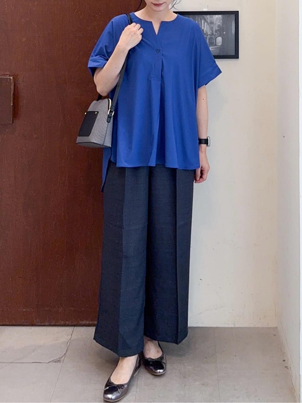 𝐇𝐢𝐫𝐨𝐦𝐢さんの「SHOO･LA･RUE｜【S-LL】さらりとしたタッチが上品見え ワンボタンデザイン トップス」を使ったコーディネート