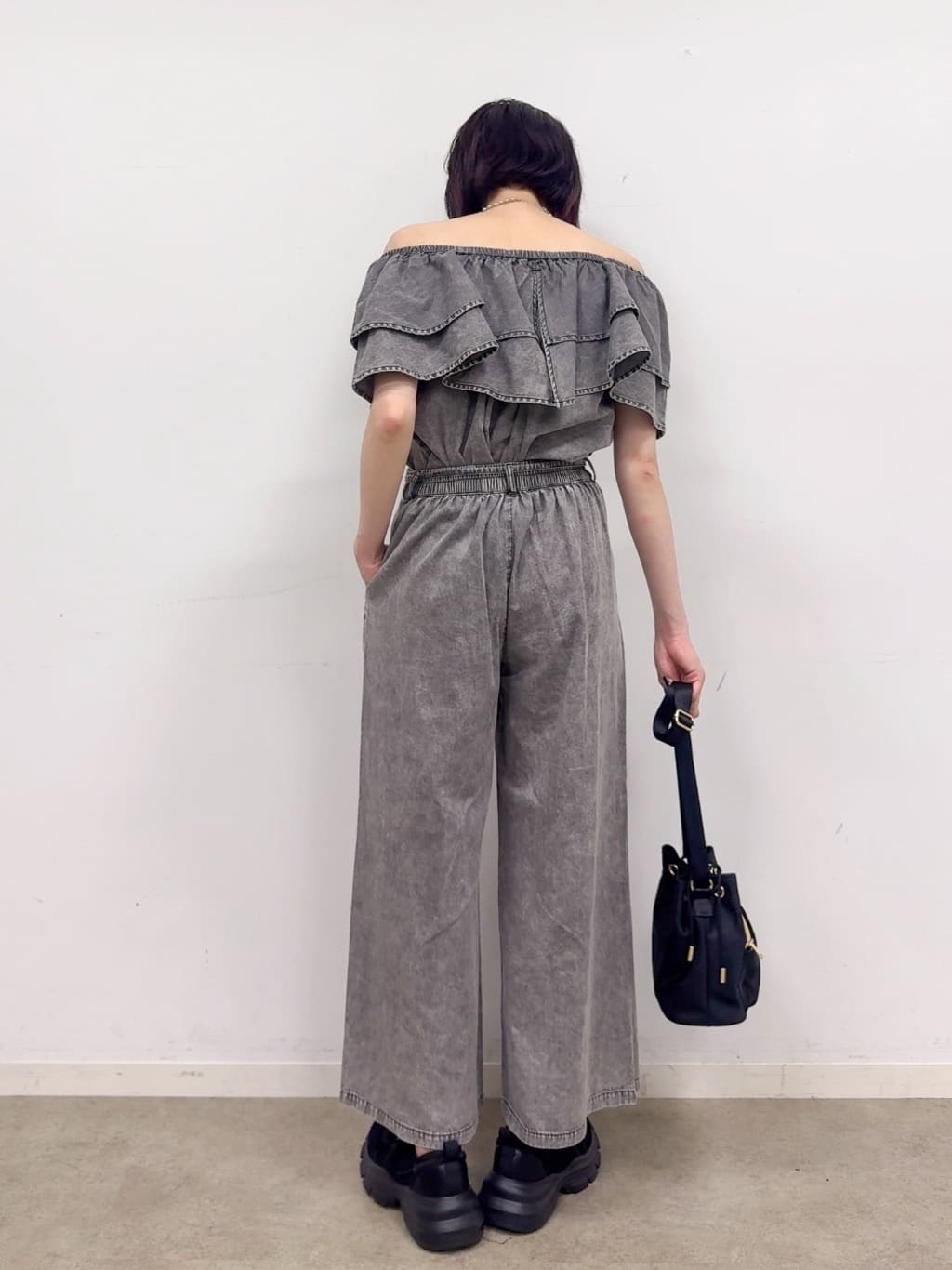 𝐜𝐡𝐢𝐤𝐚さんの「SHOO･LA･RUE｜【セットアップ可/前後2WAY/オフショル2WAY】着こなしを楽しめる デニムフリルブラウス」を使ったコーディネート