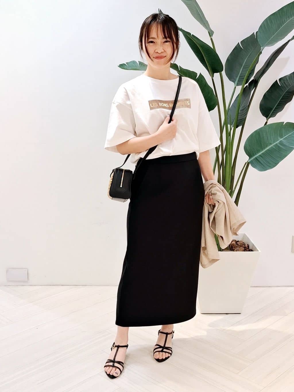 YuKaRiさんの「UNTITLED｜【コットン100/ゆったり/ショート丈/洗える】ベロアロゴTシャツ」を使ったコーディネート