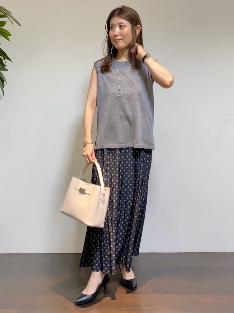 tomoさんの「UNTITLED｜【セットアップ可/リラクシー/通勤】スクエアジオメ柄ブラウス」を使ったコーディネート