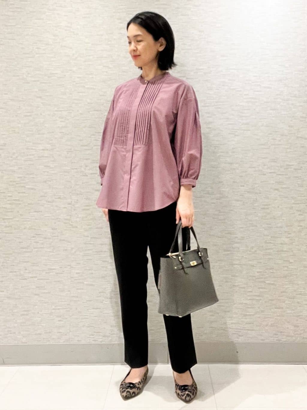 marikoさんの「Reflect｜【程よいゆとり感／体型カバー】ピンタックデザインシャンブレーブラウス」を使ったコーディネート