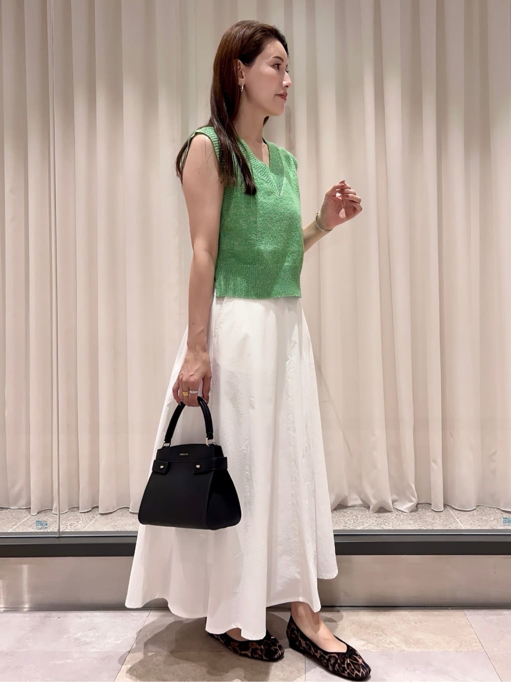 maiさんの「OPAQUE.CLIP｜スパンコールラメVネックニット【洗える】」を使ったコーディネート