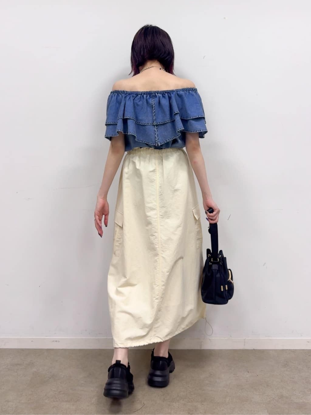𝐜𝐡𝐢𝐤𝐚さんの「SHOO･LA･RUE｜【セットアップ可/前後2WAY/オフショル2WAY】着こなしを楽しめる デニムフリルブラウス」を使ったコーディネート
