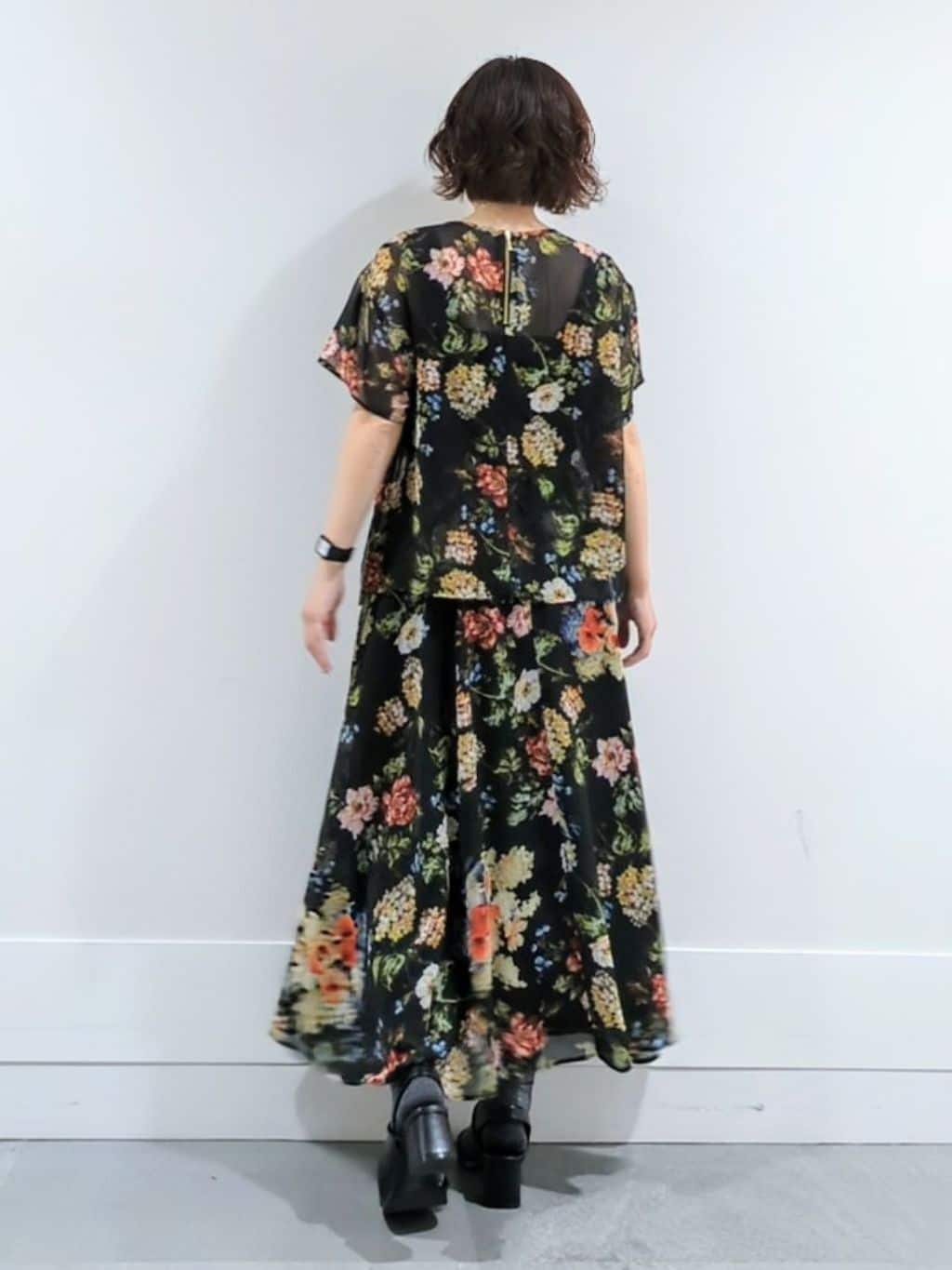 ミズタさんの「UNTITLED｜【セットアップ可/花柄エレガント】アンティークフラワー柄ブラウス」を使ったコーディネート