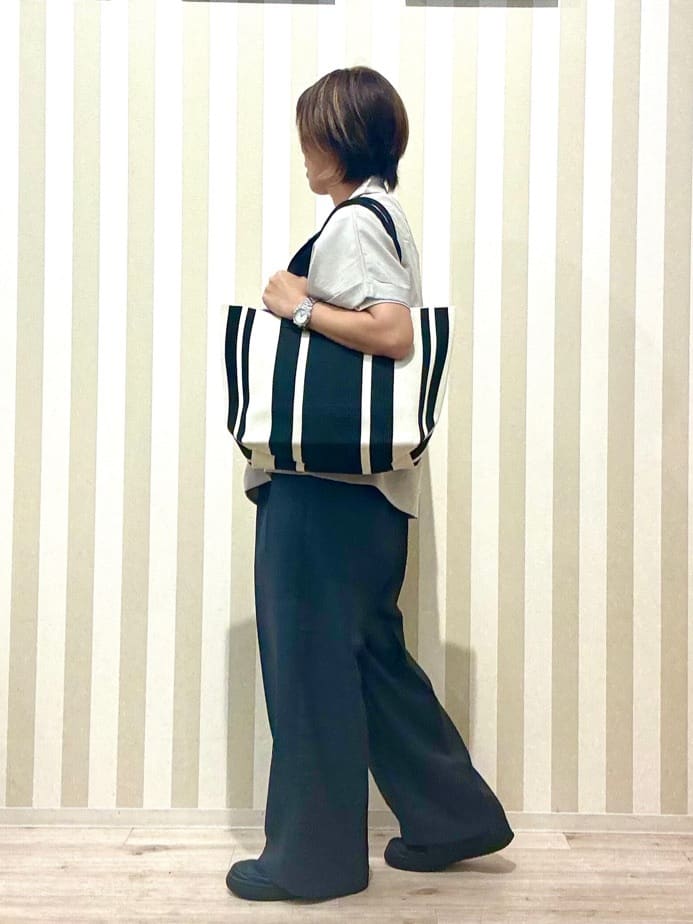 pieceさんの「SHOO･LA･RUE｜【S-LL/洗濯後しわになりにくい】ゴールドパーツできれい見え 麻調タックワイドパンツ」を使ったコーディネート