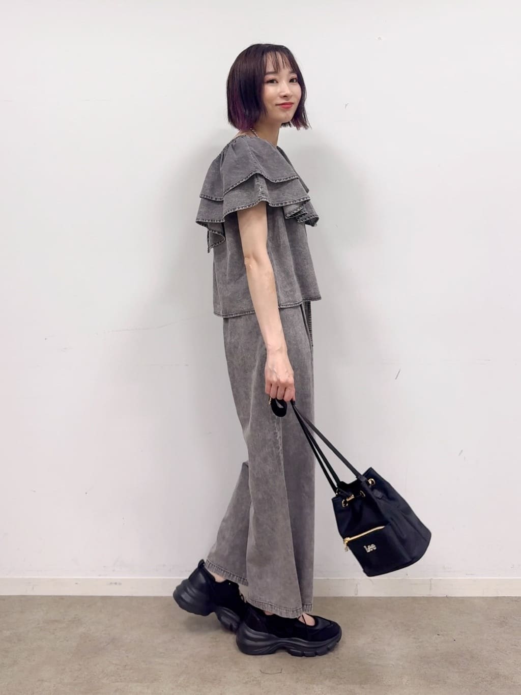 𝐜𝐡𝐢𝐤𝐚さんの「SHOO･LA･RUE｜【セットアップ可/前後2WAY/オフショル2WAY】着こなしを楽しめる デニムフリルブラウス」を使ったコーディネート