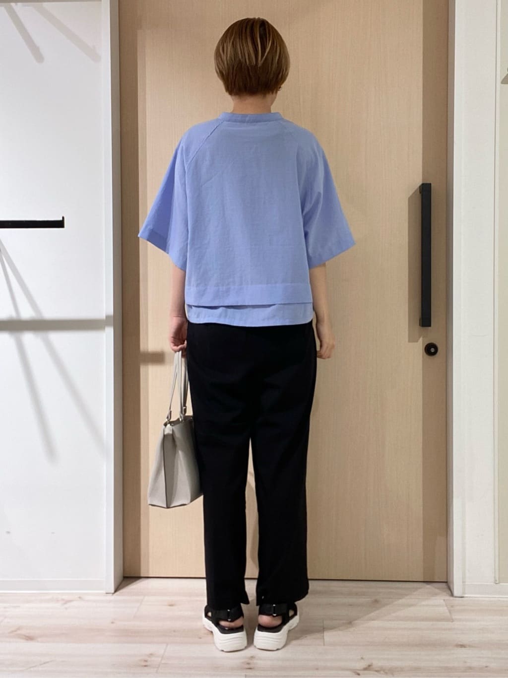 ひらしーさんの「SHOO･LA･RUE｜【洗濯後しわになりにくい/UV/吸水速乾】大人きれいな バンドカラーシャツ」を使ったコーディネート