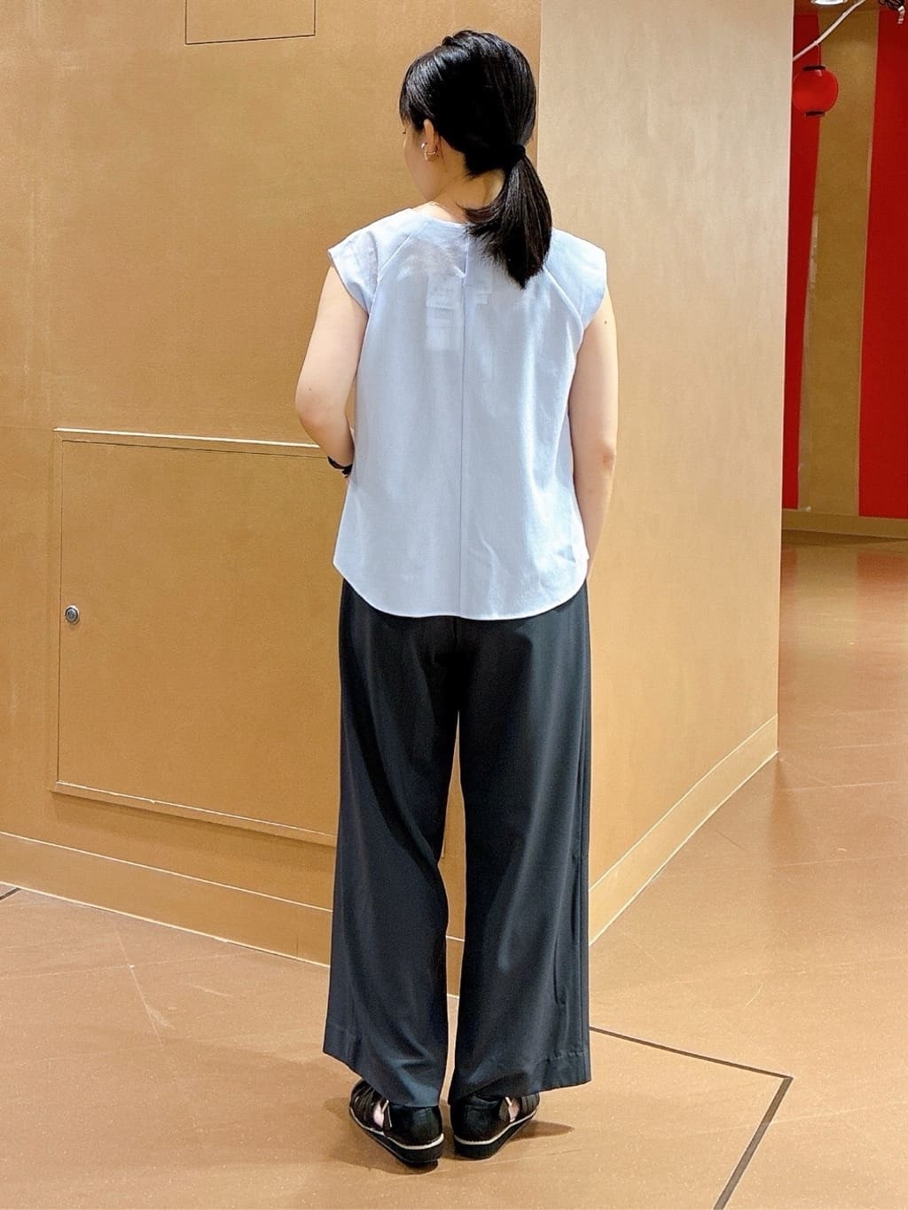 hattoriさんの「INDIVI｜【UVケア／SETUP可能】エアリージョーゼット ワイドパンツ」を使ったコーディネート