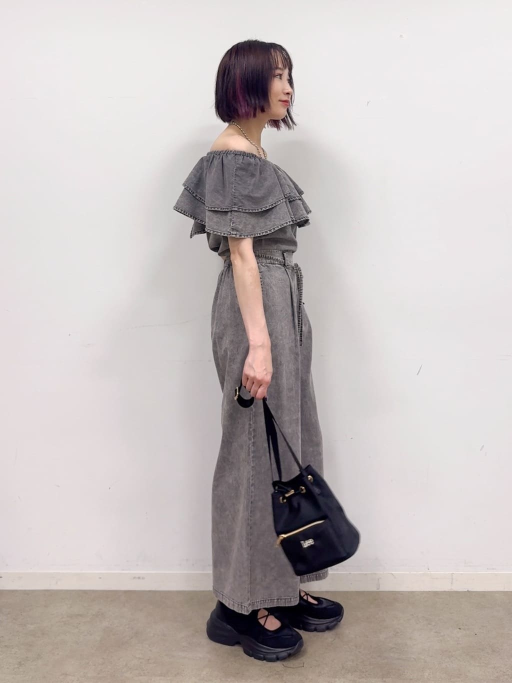 𝐜𝐡𝐢𝐤𝐚さんの「SHOO･LA･RUE｜【セットアップ可/前後2WAY/オフショル2WAY】着こなしを楽しめる デニムフリルブラウス」を使ったコーディネート