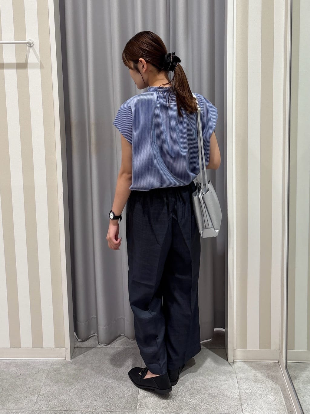 Rikaさんの「SHOO･LA･RUE｜【洗える/S-LL】プチフリル襟が女性らしい フレンチスリーブシャツ」を使ったコーディネート