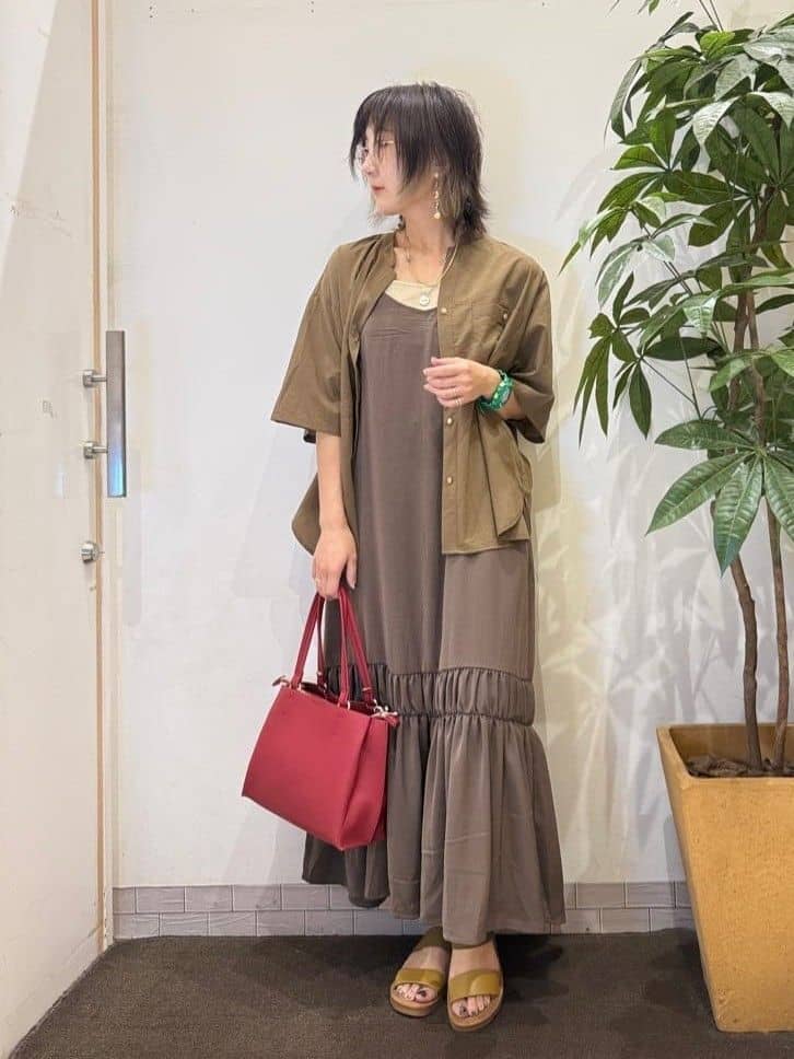misakiさんの「SHOO･LA･RUE｜【ひんやり】シャーリングがアクセントに 大人のデザインキャミワンピース」を使ったコーディネート