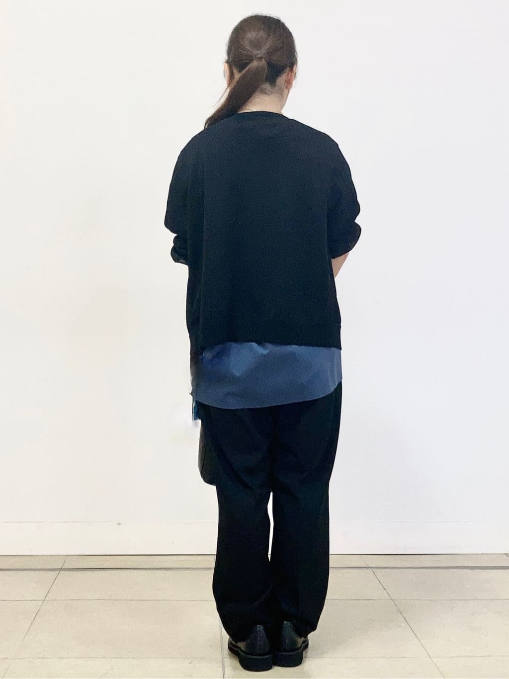tomominさんの「Reflect｜【すっきり見え！長め丈／マシンウォッシュ可】スキッパーネックジャージトップス」を使ったコーディネート