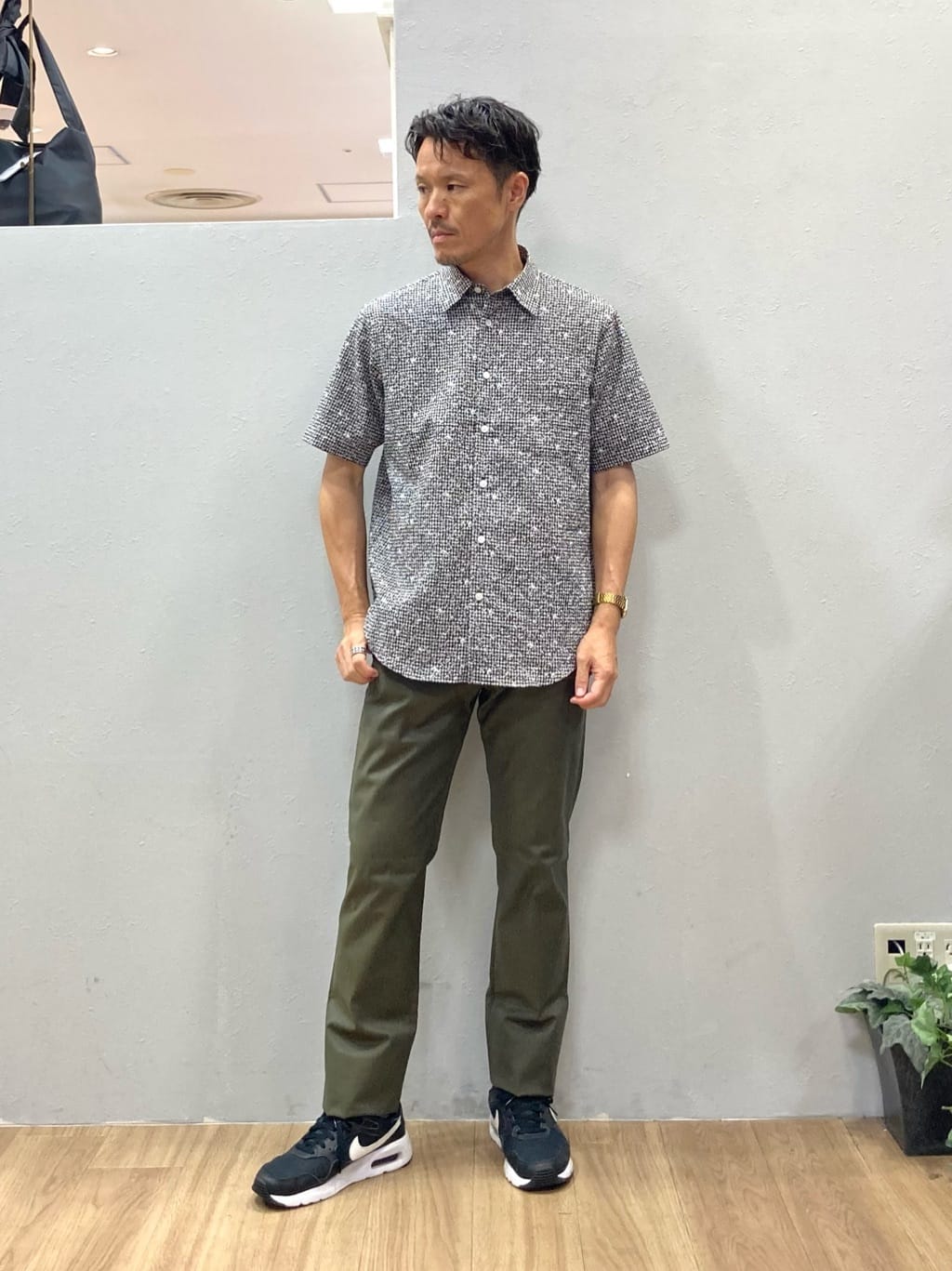 シュンさんの「TAKEO KIKUCHI｜【COOL CITY WEAR】ワンポイント刺しゅう ポケットTシャツ /接触冷感」を使ったコーディネート