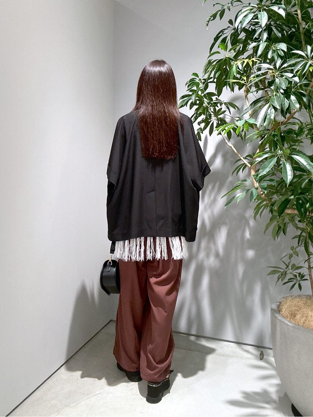 Renoさんの「INDIVI｜スリーブレスフリンジニット」を使ったコーディネート