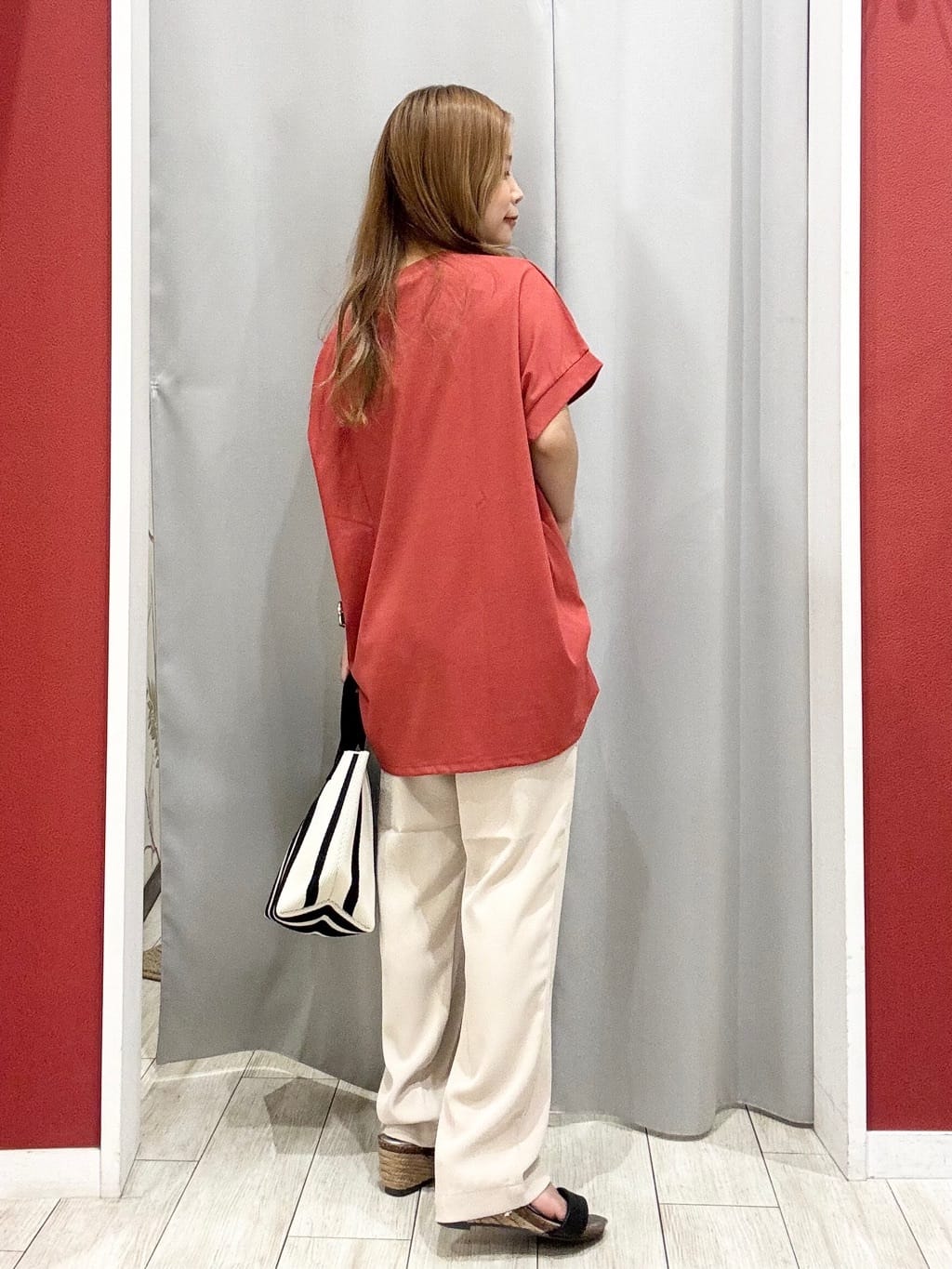 shioさんの「SHOO･LA･RUE｜【S-LL/汗ジミ軽減/ひんやり/UV】体型カバーに タック入りドルマントップス」を使ったコーディネート