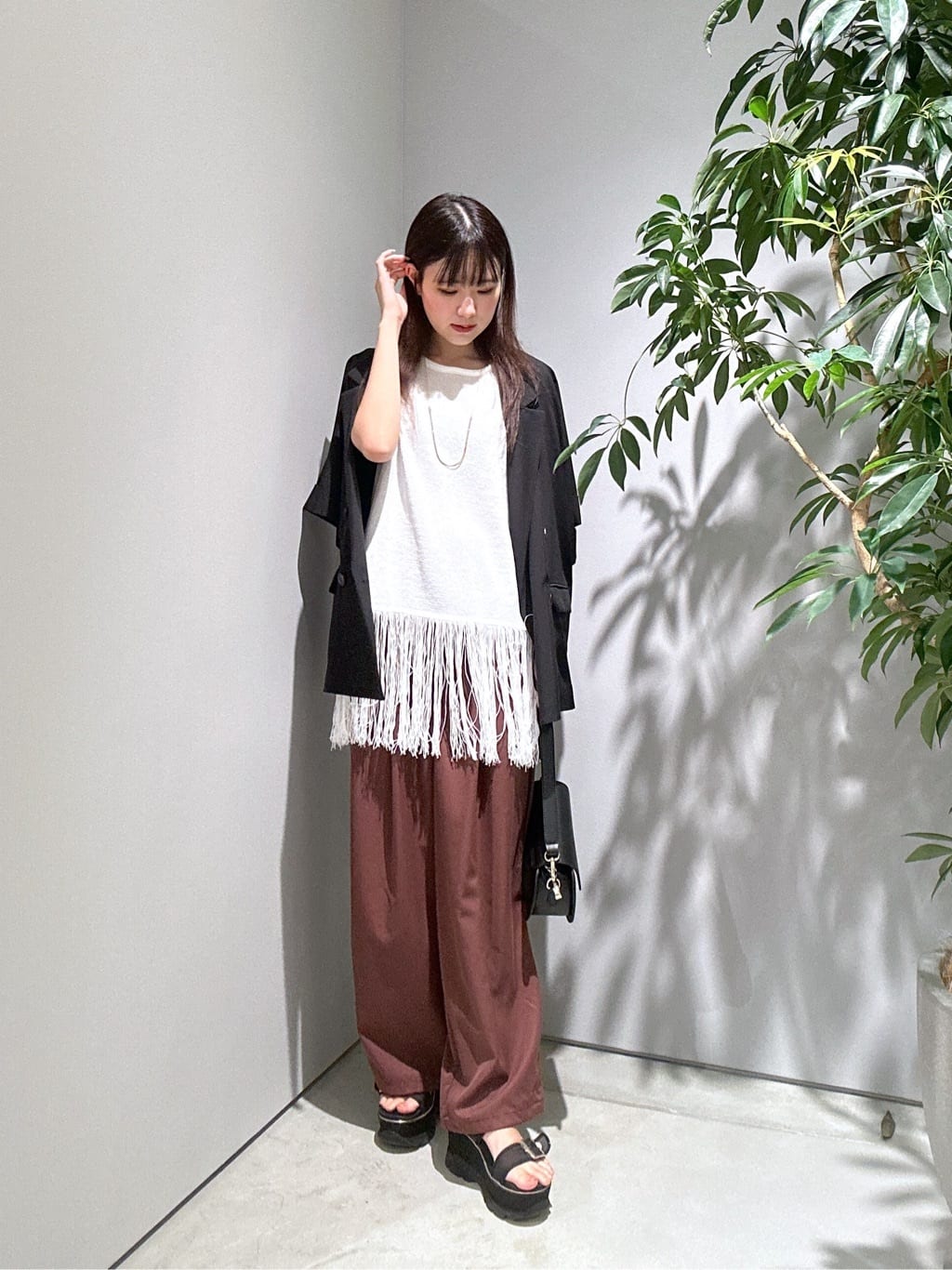 Renoさんの「INDIVI｜スリーブレスフリンジニット」を使ったコーディネート
