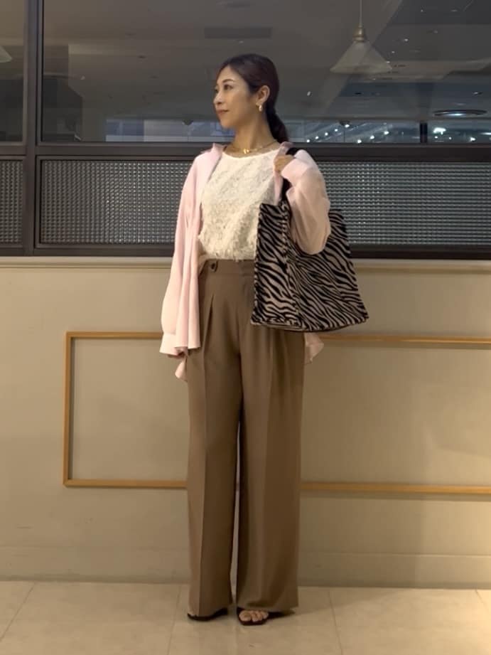 𝑹𝑶𝑴𝑰さんの「INDIVI｜【体型カバー／清涼感】シアーオーバーシャツ」を使ったコーディネート
