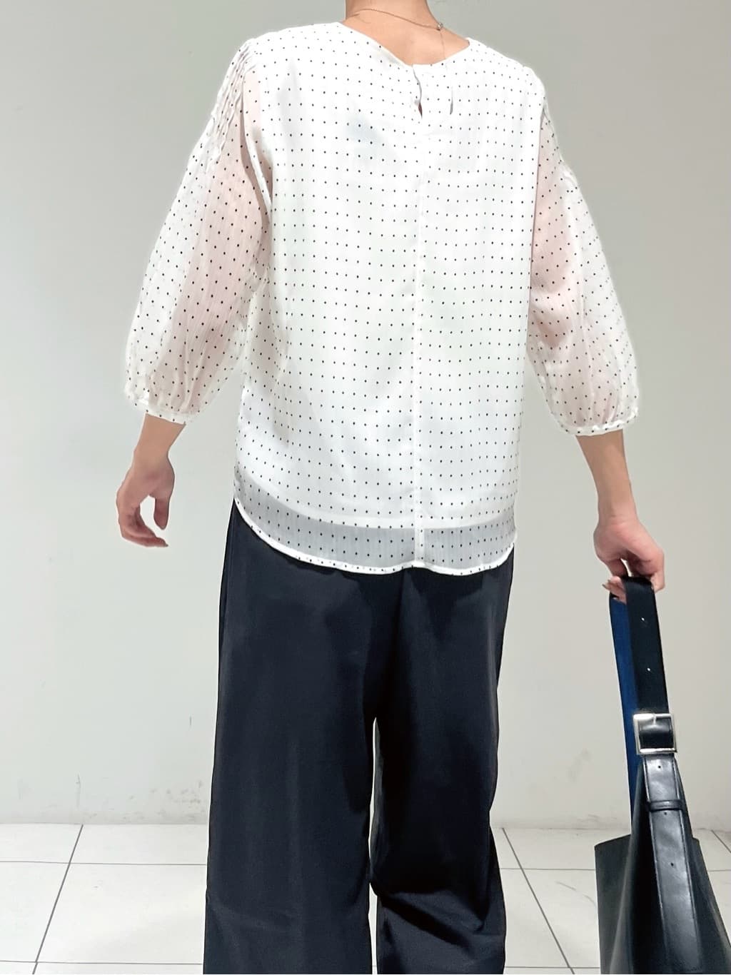 shioriさんの「INDIVI｜フロッキードットブラウス」を使ったコーディネート