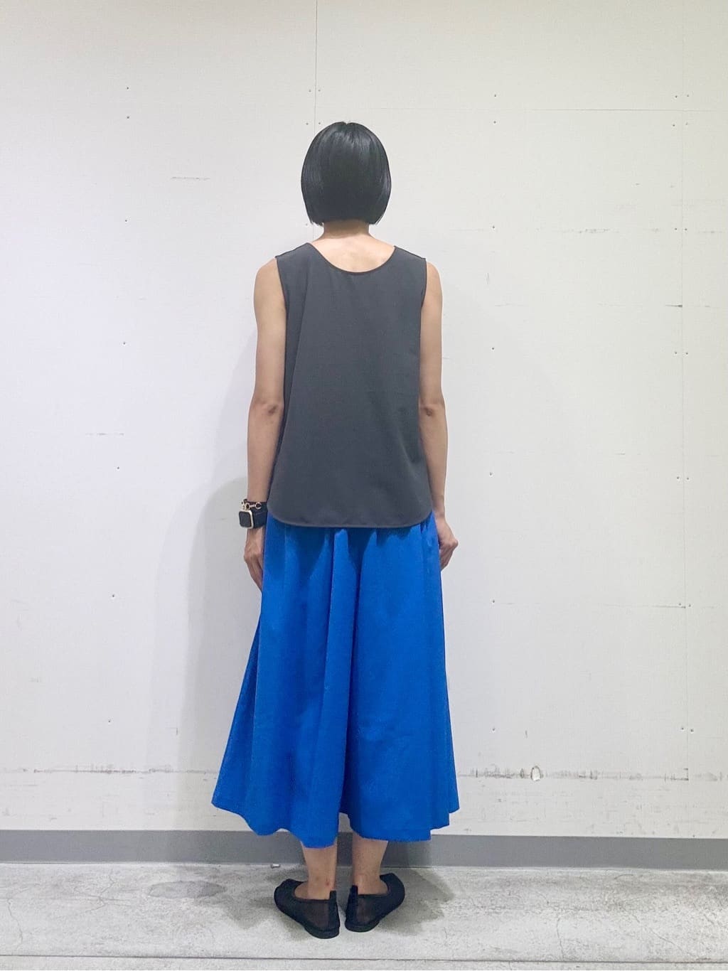naoさんの「INDIVI｜【クールエアー素材／UVケア／セットアップ可能】エアリーフレアパンツ」を使ったコーディネート
