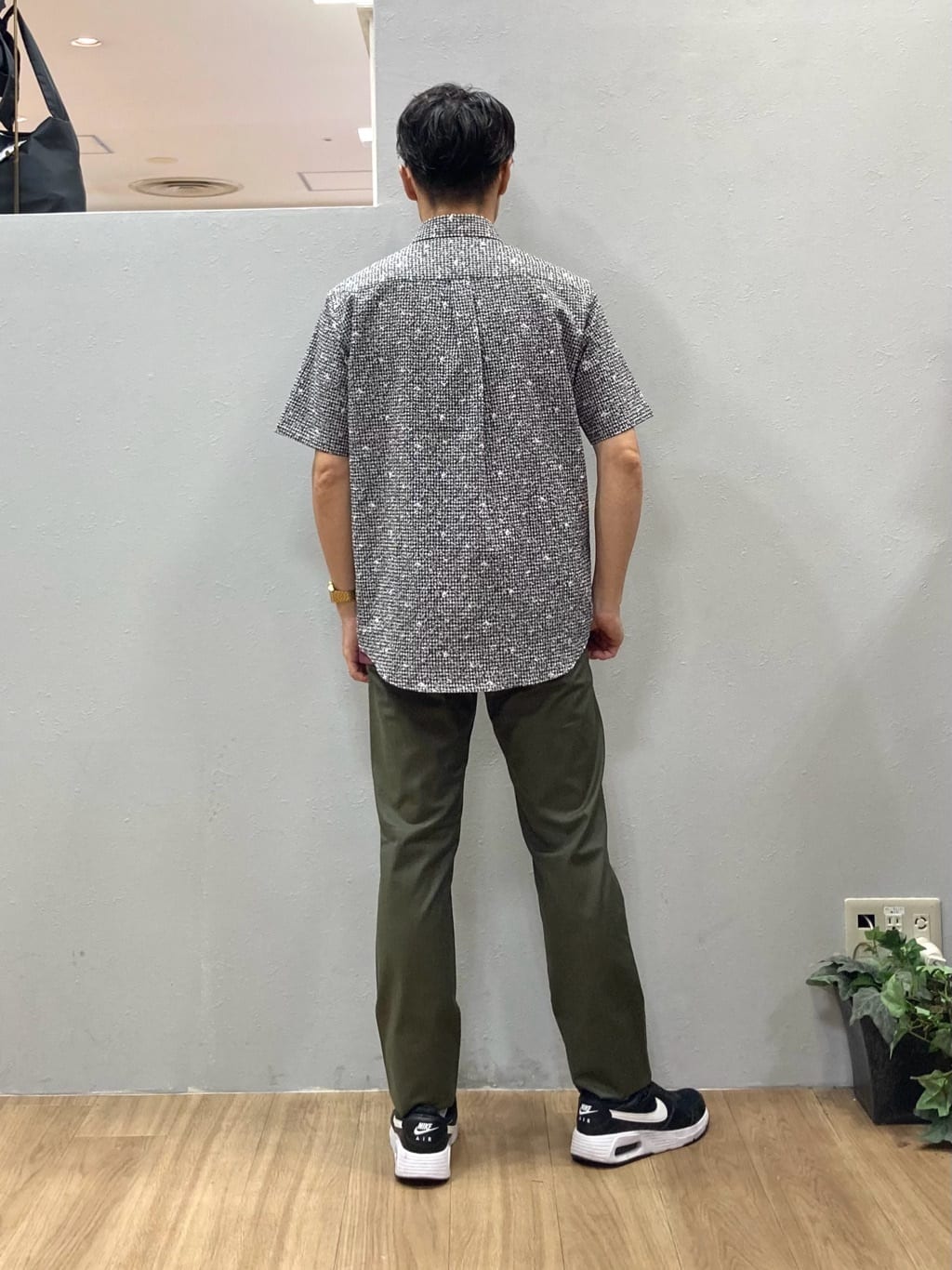シュンさんの「TAKEO KIKUCHI｜【COOL CITY WEAR】ワンポイント刺しゅう ポケットTシャツ /接触冷感」を使ったコーディネート