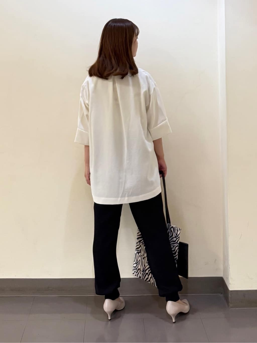 いくみさんの「UNTITLED｜【UVカット/接触冷感/吸水速乾/ゆったり】V開きネックシャツ」を使ったコーディネート