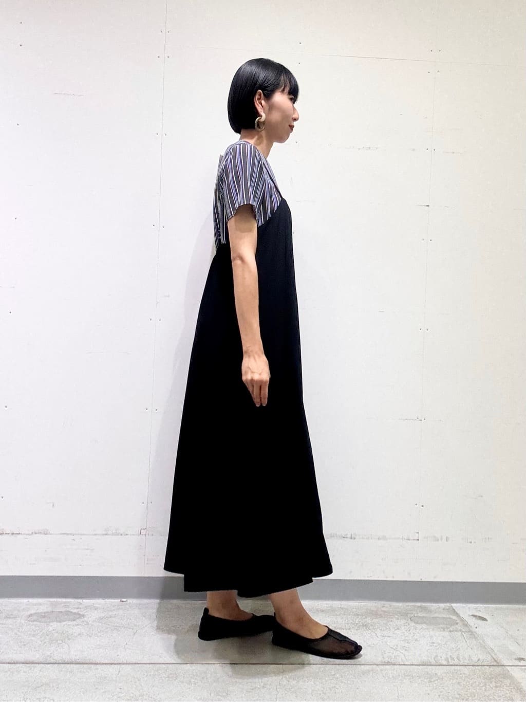 naoさんの「INDIVI｜【洗える／通勤】無地＆マルチストライプ柄Vネックブラウス」を使ったコーディネート