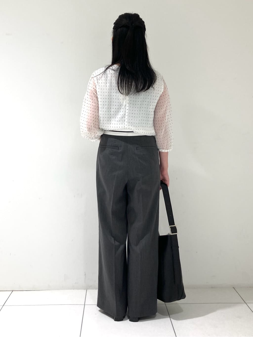 momokoさんの「INDIVI｜フロッキードットブラウス」を使ったコーディネート